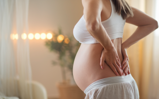 femme-enceinte-chambre-lumiere-naturelle