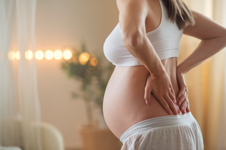 femme-enceinte-chambre-lumiere-naturelle