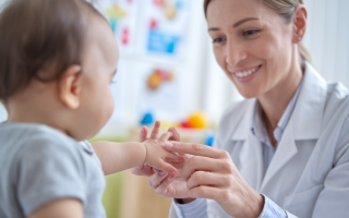 pediatre-bebe-interaction-douce-jouets