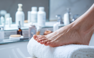 pied-serviette-salle-bains-flacons