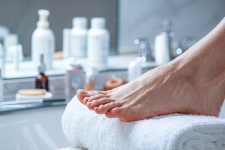 pied-serviette-salle-bains-flacons