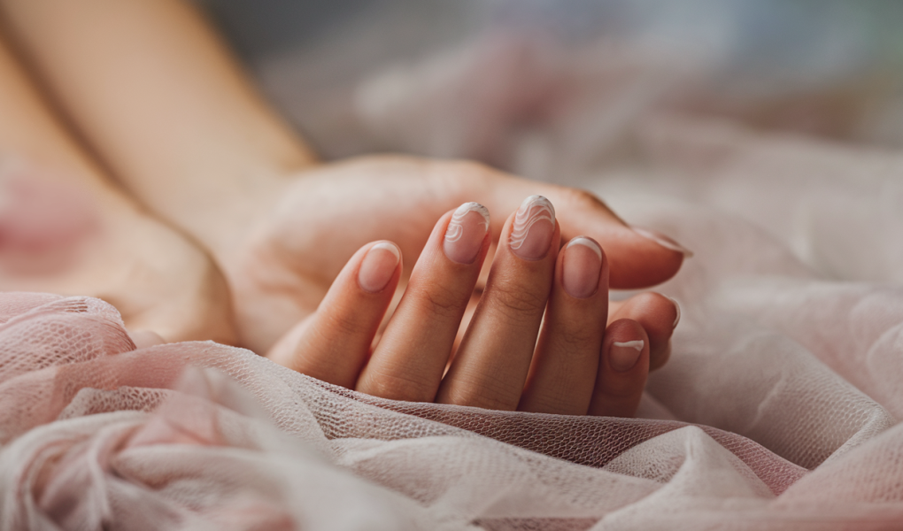 mains-tissu-ongles-texture-pastel