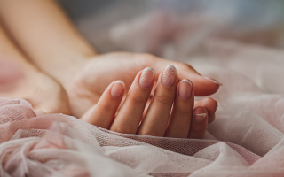 mains-tissu-ongles-texture-pastel