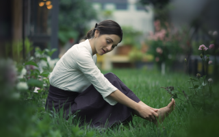 femme-jardin-environnement-verdoyant-serene