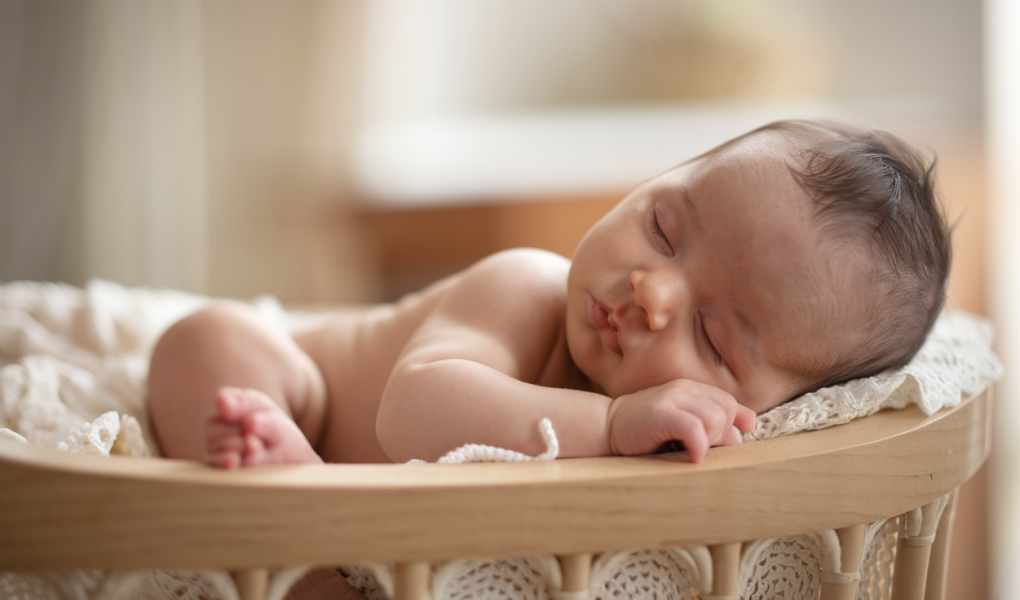 bebe-endormi-berceau-lumiere-douce