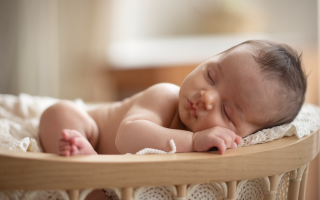 bebe-endormi-berceau-lumiere-douce