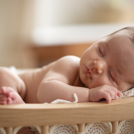 bebe-endormi-berceau-lumiere-douce