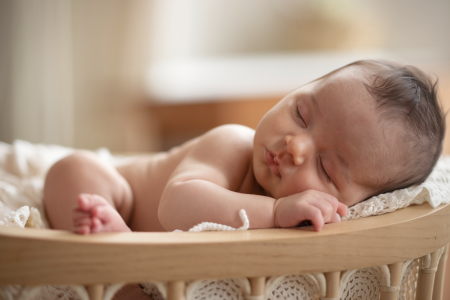 bebe-endormi-berceau-lumiere-douce