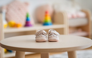 chaussures-bebe-table-bois-clair