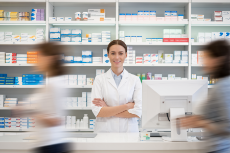 pharmacien-comptoir-pharmacie-rayons-ordonnes