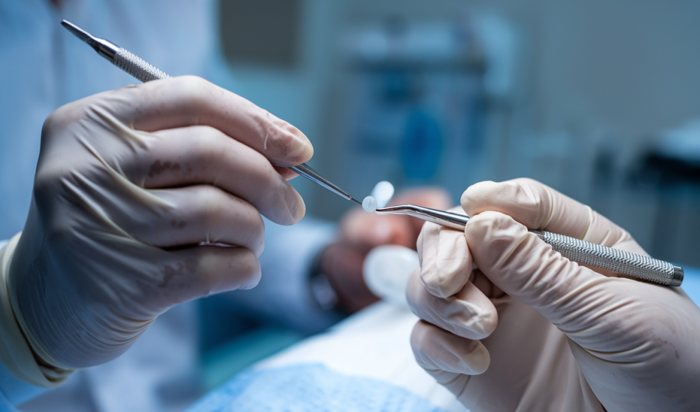 main-medecin-examinant-ongle-outils