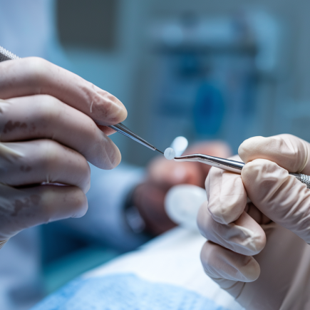 main-medecin-examinant-ongle-outils