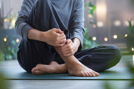 personne-yoga-plantes-lumiere-douce