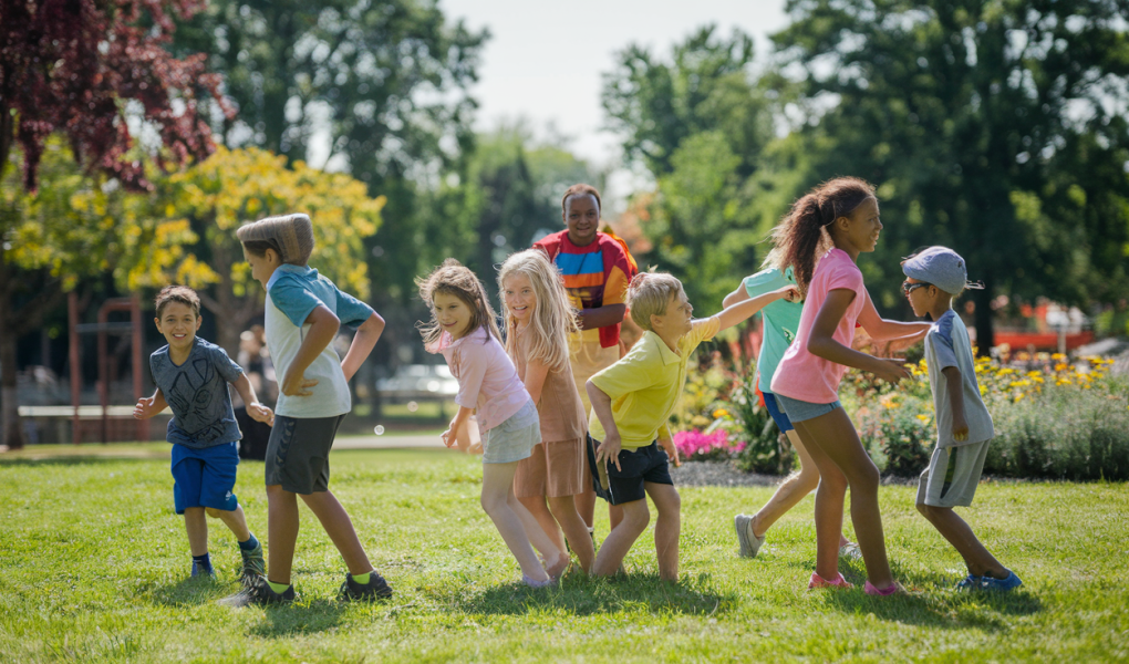 enfants-jouant-parc-ensoleille-arbres-fleurs