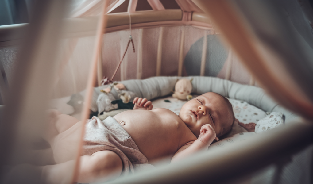 nourrisson-endormi-berceau-tons-pastel