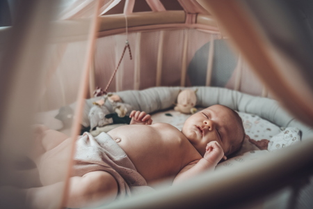 nourrisson-endormi-berceau-tons-pastel