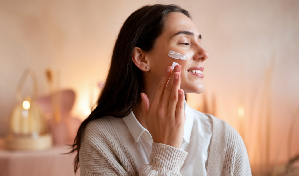 femme-applique-creme-couleurs-pastel