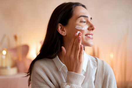 femme-applique-creme-couleurs-pastel