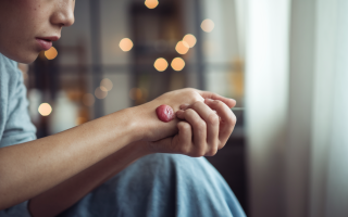 personne-tache-rouge-bras-fenetre