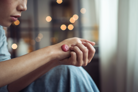 personne-tache-rouge-bras-fenetre