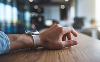 main-desk-bureau-moderne-flou