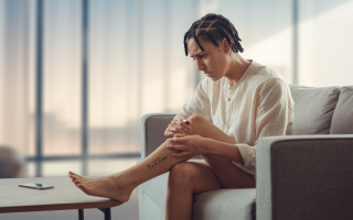 individu-canape-jambe-telephone-salon