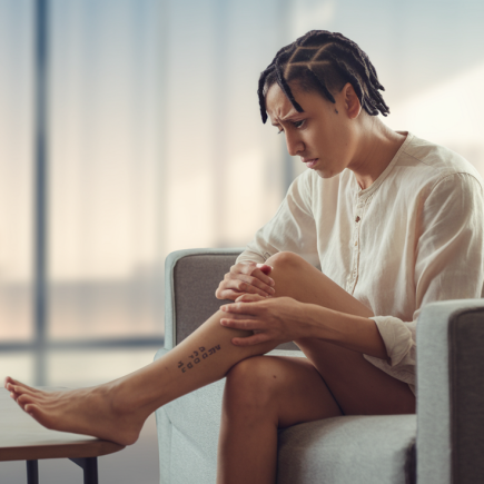 individu-canape-jambe-telephone-salon